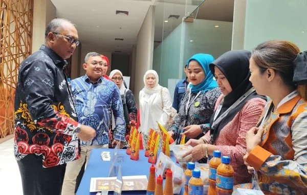 Kepala DiskopUMKM Sulsel, Asharie F. Radjamilo bersama Perwakilan KemenkopUKM bidang Usaha Mikro, Martshudy Khahar, saat mengunjungi pelaku usaha Mikro dalam Pendampingan usaha mikro mandiri 2024, di hotel gammara, Makassar (Dok : Hanifah KabarMakassar).