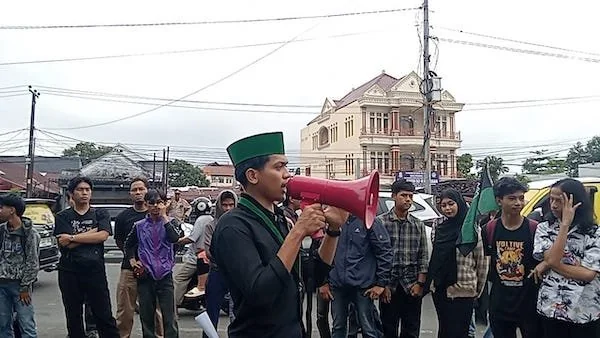 Demonstran dari HMI melakukan orasi mengkritik pengesahan RUU TNI, (Foto : Dok. M. Yasin Ahmad KabarMakassar)