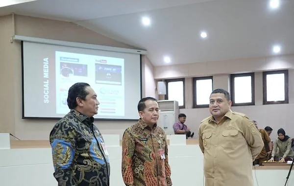Direktur Jenderal (Dirjen) Bina Keuangan Daerah (Keuda) Kementerian Dalam Negeri (Kemendagri) RI, Agus Fatoni saat Berkunjung ke Balaikota Makassar (Dok: KabarMakassar).