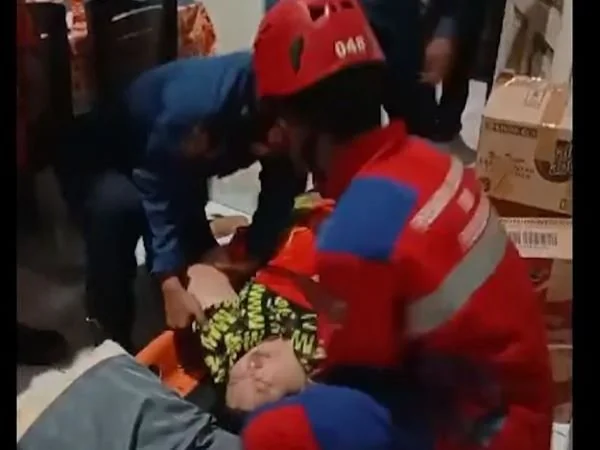 Warga penderita obesitas saat di evakuasi Damkar Makassar (Dok: Ist).