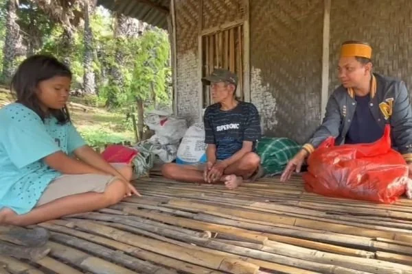 Kapolres Jeneponto, AKBP Widi Setiawan, saat mengunjungi kediaman Pasutri  Capa (82) dan Memang (80) di Batujala (Dok : Ist).