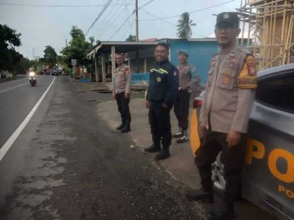 Kapolsek Batang, Iptu Purwanto bersama jajarannya saat melakukan patroli pencegahan aksi balap liar dijalan poros Tarowang. (Dok: Ist)