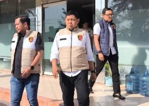Penyidik Tipidkor Satreskrim Polresta Gowa melakukan penggeledahan di kantor PT GMTD di Mall GTC, Jalan Metro Tanjung Bunga (Dok: Ist)
