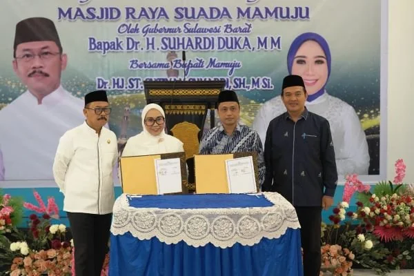 Gubernur Sulbar Suhardi Duka saat menghadiri peresmian Masjid Syuhada Mamuju (Dok : Ist).