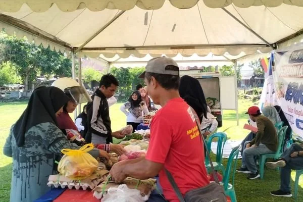 Suasana Pasar murah di lapangan Rangas saat Warga berdatangan (Dok : Aldy KabarMakassar).