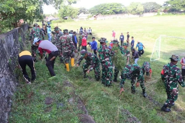 Jajaran Kodim 1425 Jeneponto bersama personel Polsek Binamu dan Pemerintah Kabupaten Jeneponto saat menggelar aksi gotong royong di halaman Stadion Mini Turatea (Dok : Ist).