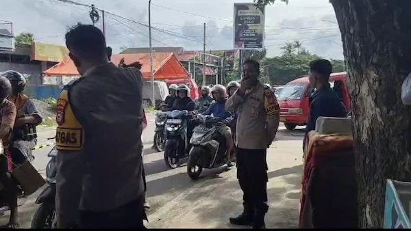 Kapolres Jeneponto, AKBP Widi Setiawan saat meninjau arus lalu lintas di depan Pasar Sentral Karisa. (Foto/ist).