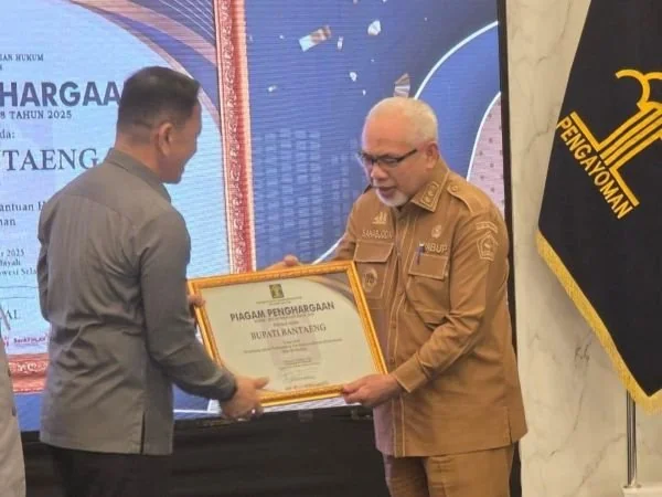 Wakil Bupati Bantaeng, H. Sahabuddin, saat menerima penghargaan Pusbankum 100 persen dari Kemenkumham di Aula Pancasila Kantor Wilayah Kemenkumham Sulawesi Selatan (Dok : Ist).