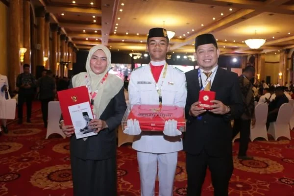 Wakil Bupati Maros, Suhartina Bohari, menerima secara langsung duplikat bendera pusaka dari Badan Pembinaan Ideologi Pancasila (Dok : Ist).