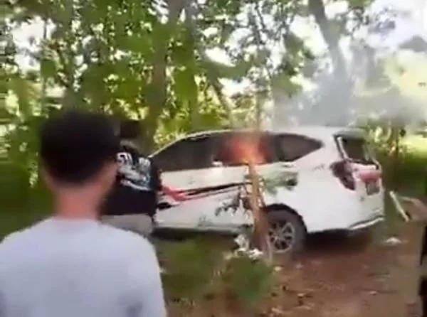 Mobil Rental yang diduga "dicuri" oleh warga di Desa Sumbersoko, Sukolilo, Pati. (Dok : int)