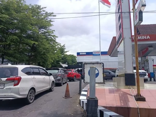 Penampakan Antrean Kendaraan Roda Empat saat Mengisi BBM di salah satu SPBU di Makassar, (Dok: Sinta KabarMakassar).