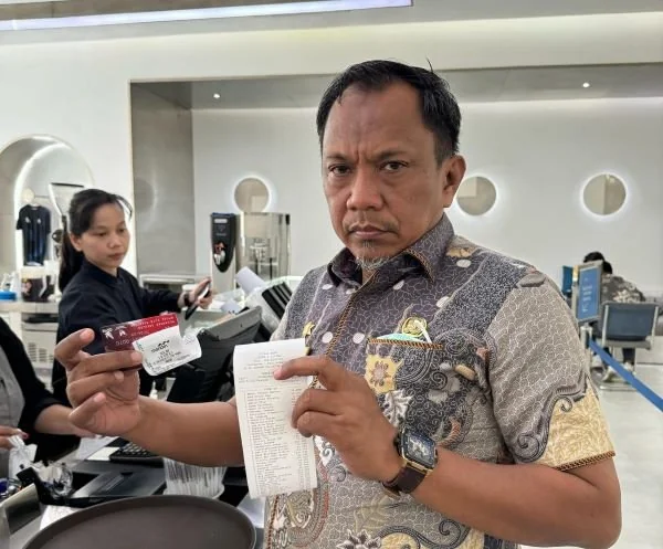Kepala BPKAD Makassar, Muh Dakhlan, Tunjukkan Kartu Kredit Pemerintah Daerah (KKPD).