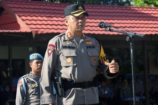 Kapolres Jeneponto, AKBP Budi Hidayat saat pimpin apel gelar pasukan di Lapangan Jl. Sultan Hasanuddin No.66 Bontosunggu, Jeneponto, Sulsel.