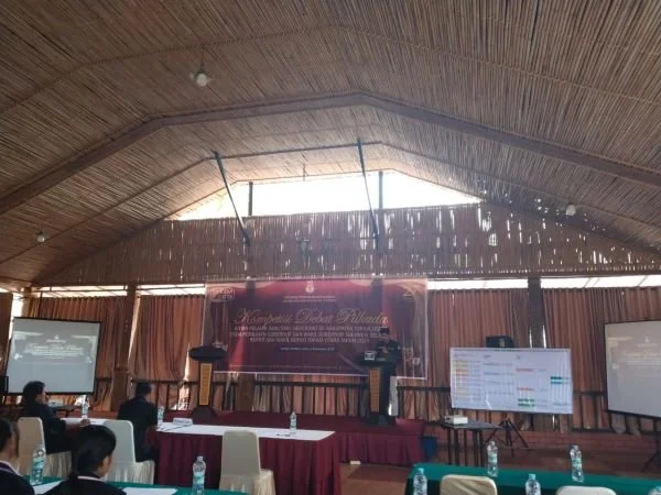 Ketua KPU Torut saat memberikan sambutan (Dok : ist).