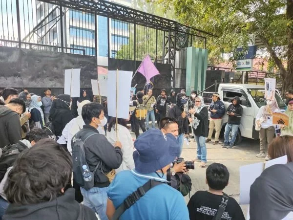 Koalisi Jurnalis Peduli Penyiaran Sulsel dalam Aksi Damai Menolak RUU Penyiaran dan Hasil Seleksi KPID Sulsel, di Gedung DPRD Sulsel, Rabu (22/5),