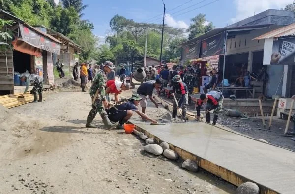 Gotong Royong TNI dan Masyarakat di Tana Toraja (Dok : Ist).