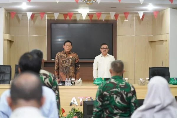 Sekda Provinsi Sulsel Jufri Rahman (kanan) saat membuka Rapat Koordinasi Gugus Tugas Reforma Agraria (GTRA) Provinsi Sulawesi Selatan Tahun 2025 di Aula Kolaborasi Kanwil BPN Sulsel (Dok : ist).